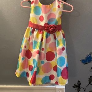 This is a Kidture Collection size 2T. This dress is sleeved-less.